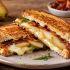 Disfruta del contraste dulce y cremoso con este sándwich de pera y queso
