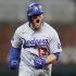 Max Muncy celebra durante el corrido de bases el cuadrangular con el que dejó la ventaja definitiva en la victoria de Dodgers.
