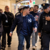 Un aficionado de los Yankees fue escoltado por elementos de seguridad después de interferir en un batazo de Anthony Volpe durante la eliminación de Nueva York ante Tampa Bay.