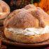 Pan de muerto relleno de nata