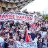 Manifestantes en Sevilla sostienen pancartas por el derecho a la vivienda digna durante una concentración en homenaje a Maricarmen Abascal.