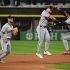 Brayan Rocchio, Steven Kwan y Ángel Genao celebran la victoria de Guardians, que obligan a un quinto partidos en la serie ante Chicago White Sox.