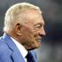 Jerry Jones fue captado en su palco molesto por la forma como perdió su equipo, los Dallas Cowboys.