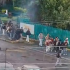 Policías capitalinos mantienen el resguardo perimetral en el Colegio de Bachilleres 6 tras la agresión con explosivos que causó lesiones a un profesor.