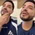 Eduin Caz con camiseta deportiva azul aparece en dos capturas de su video sobre los cobros de agua y luz en su casa.