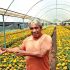 El productor Jorge Valencia llamó a comprar flores naturales producidas en las chinampas.