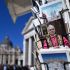 El papa León XIV mantiene su agenda habitual este lunes mientras espera someterse a una intervención quirúrgica.