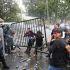 Manifestantes forcejean con policías antimotines y un hombre herido con el rostro ensangrentado durante la marcha por el agua en Jalisco.