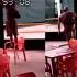 Unas cámaras de seguridad captaron el preciso momento en que un sujeto intentó salirse con la suya al robar una pantalla en el municipio de Guadalupe, Nuevo León.