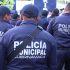 Al menos 385 policías municipales del turno matutino suspendieron labores y concentraron patrullas y motos en su cuartel.