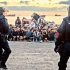 Migrantes marroquíes custodiados por autoridades españolas en Ceuta.
