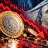Moneda mexicana de un peso frente a billetes de dólares estadounidenses y una gráfica bursátil descendente, que representa la depreciación del peso mexicano.