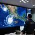 Especialistas del Servicio Meteorológico Nacional monitoreando en una pantalla gigante la trayectoria del huracán Simón y la depresión tropical 21-E en las costas de México.