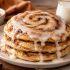 Cambia los tradicionales hot cakes por esta versión sabor rol de canela
