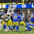 El linebacker Greg Rousseau (15) bloquea la patada de Harrison Mevis (92) que a la postre sentenció la derrota de Los Angeles Rams.
