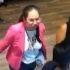 En el video, de tan sólo unos instantes de duración, se ve que la mujer espera el momento adecuado para tomar las gafas y esconderlas a la altura de su espalda baja