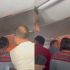 Un video muestra llamas en un compartimento superior del avión,