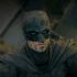 Robert Pattinson caracterizado como Batman, con máscara negra, traje oscuro y el rostro cubierto de suciedad en The Batman.