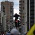 Manifestantes participan en una movilización en Colombia y portan pancartas, banderas y consignas de rechazo a las políticas del Gobierno.