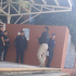 Elementos de seguridad se reúnen en el acceso de una secundaria en Querétaro, tras un reporte por la presunta presencia de un arma en el plantel educativo.