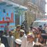Ambulancias y padres de familia cerca de la zona de derrumbe en escuela de Pakistán.