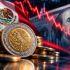 Monedas de peso mexicano frente a un billete de 100 dólares, con la bandera de México y una gráfica bursátil descendente que representa la depreciación del peso frente al dólar.