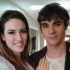 RJ Mitte y su exnovia Saint Sasha posan abrazados y sonrientes en el interior de una casa durante su relación.
