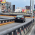 Vehículo negro tipo Vento con impactos de bala en el vidrio trasero, detenido sobre el puente de Gómez Morín y Morones Prieto tras ataque armado.