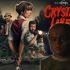 Póster de Crystal Lake con Pamela Voorhees sosteniendo un cuchillo, policías, un campamento y el joven Jason en primer plano.