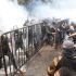 Policías antidisturbios repliegan a manifestantes con vallas metálicas y gas durante la protesta por agua en Jalisco.