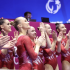 Angelina Melnikova y el resto de la delegación rusa de gimnasia artística celebra la evaluación que recibieron durante el campeonato europeo.