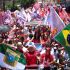 Manifestantes se pintaron del rojo característico del Partido de los Trabajadores en marchas con protagonismo estudiantil.