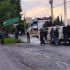 Los manifestantes rompieron cristales de paradas de autobús, aparadores de comercios y derribaron señalética vial para usarla como proyectiles.