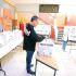 Un habitante de la CDMX ejerciendo su derecho al voto en las elecciones pasadas.