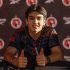 Gilberto Mora participó en una firma de autógrafos junto a otros cinco elementos