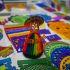 El papel picado artesanal de San Salvador Huixcolotla, Puebla, se exhibe en distintos colores y diseños durante los preparativos para el Día de Muertos.