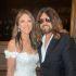 Elizabeth Hurley ya luce su anillo de compromiso.