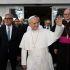 El papa León XIV regresó al Vaticano tras recibir el alta médica luego de permanecer cinco días hospitalizado por una cirugía pulmonar.