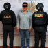 Autoridades federales y estatales detuvieron a dos funcionarios de Taxco investigados por su presunta relación con el secuestro de un familiar del alcalde del municipio.