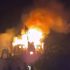 Cientos de personas observaron el incendio del edificio de 143 años de antigüedad.