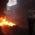 Una barricada arde en París durante la jornada de movilización contra la vida cara, el 17 de octubre.