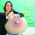 Andreas Nash no sólo tatúa la areola y el pezón en una mama reconstruida, sino también cubre las cicatrices dejadas la mastectomía