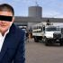 César Jáuregui, exfiscal de Chihuahua, con los ojos cubiertos, frente a un convoy de la Guardia Nacional en las instalaciones del penal del Altiplano.
