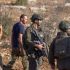 Heidi Levine, de The Washington Post, fue agredida por decenas de colonos israelíes mientras fotografiaba la cosecha de aceituna.