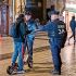 Transeúnte francés detenido por policías al aplicar toque de queda.