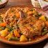 Combina lo jugoso de las chuletas de cerdo con verduras para una comida completa y saludable