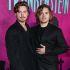 Dylan y Cole Sprouse en la alfombra roja de Frankestein