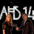 Sarah Paulson y Evan Peters aparecen frente al anuncio de AHS 14, nueva temporada de American Horror Story.