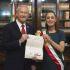 Presidenta Claudia Sheinbaum con banda presidencial recibe cartas credenciales del embajador de Estados Unidos mostrando un documento firmado por Donald Trump.