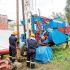 Trabajadores de la CDMX laboran en un pozo.
